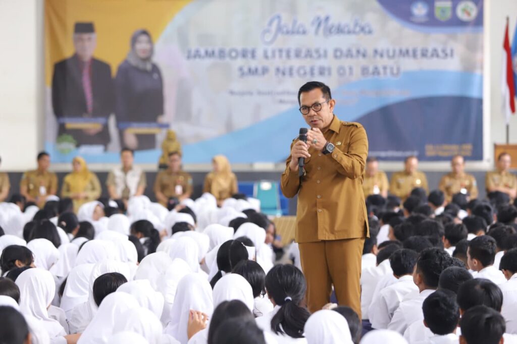 Wali Kota Nurochman Sapa Siswa SMPN 1 Batu