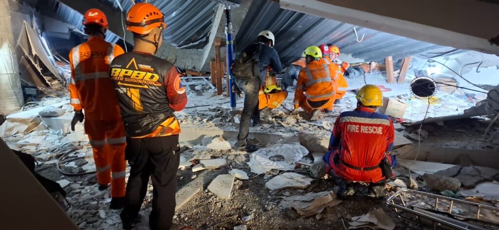 Perjuangan Tim Rescue Surabaya Selamatkan Santri Korban